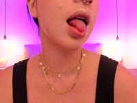 Soy una mujer que lleva la sensualidad con gracia, un destello de alegría en cada paso que doy. Mi carisma es como un imán, atrayendo a aquellos que buscan una dosis de positividad en sus vidas. La diversión es mi compañera constante.