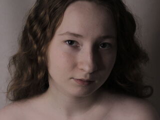 cam girl playing with vibrator MadgeRemerez