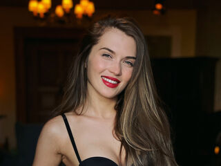 camwhore masturbating with dildo QuinnTakara