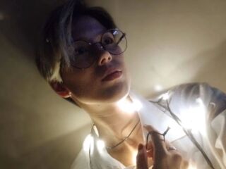 topless camgirl AureliaRavens