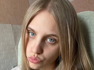 naked webcamgirl AyannaOverturf