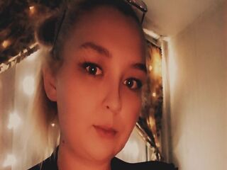 naked webcamgirl CrystalSins