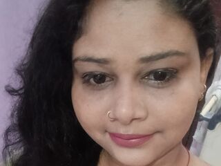 hot strip tease web cam CurvySoniya