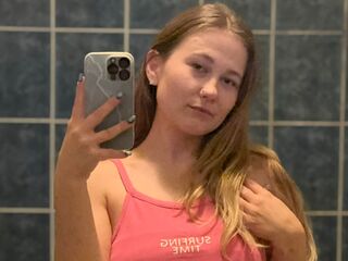 naughty camgirl masturbating with vibrator GlossyMonica