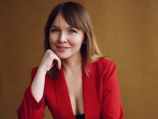 camgirl playing with sextoy IconaDidi