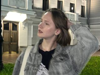 topless webcamgirl KrissyJn