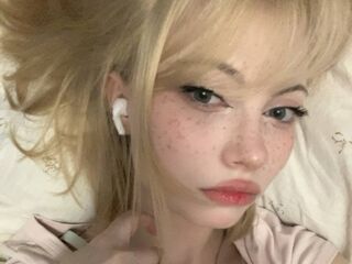 naughty camgirl masturbating with dildo LeonardaZeeman