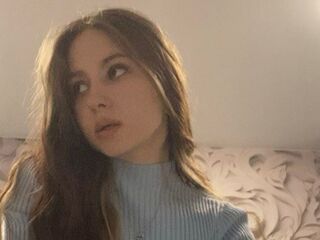 camslut showing tits MalissaHans