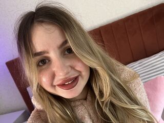 camslut showing tits MilaLa