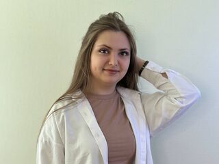 camgirl fingering bald pussy MildaTaddio