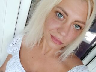 naughty cam girl fingering shaved pussy StasyTraiin
