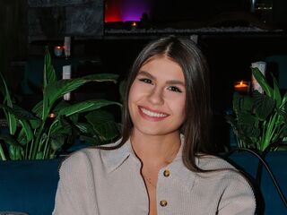 camgirl masturbating with sextoy TiaBeumer